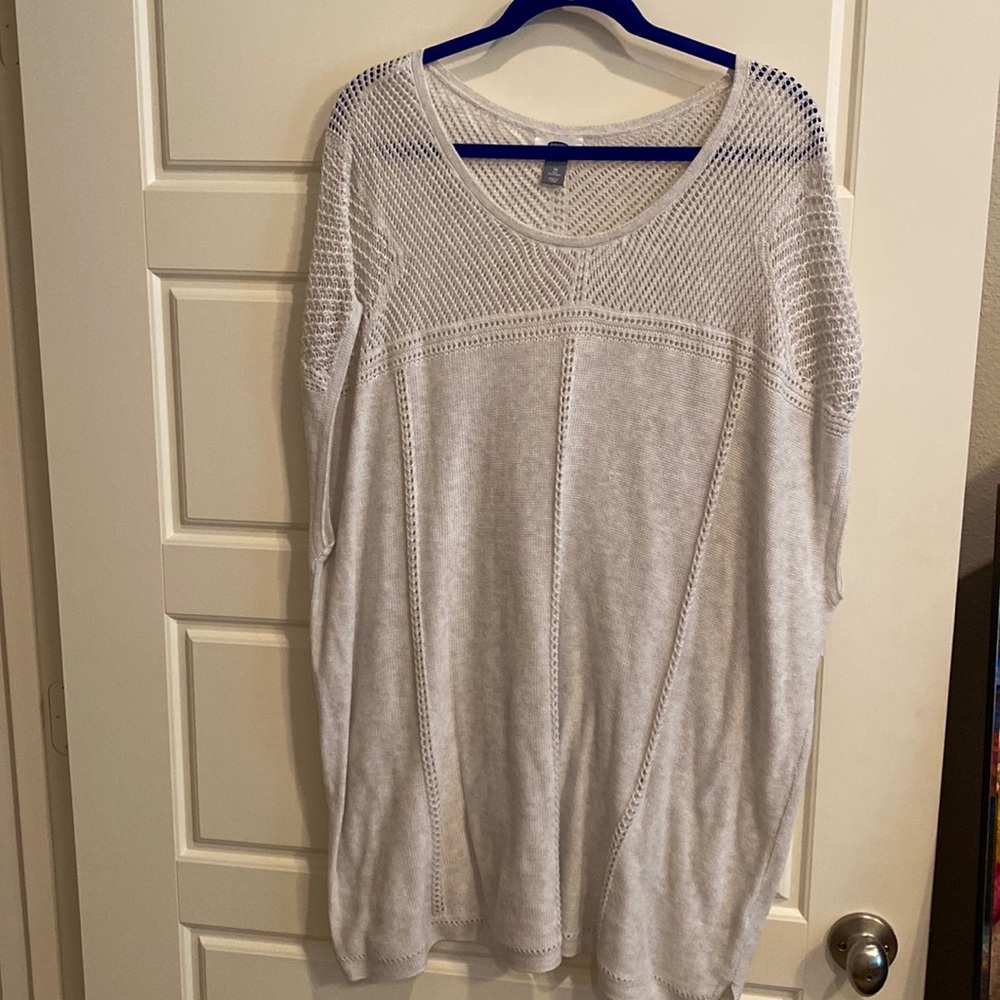 Worn once Old Navy light gray crochet neck cap sleeve top